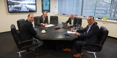 De Driessen Autogroep en mobiliteitsaanbieder Shuttel slaan de handen ineen om werkend Nederland te faciliteren in veran ...
